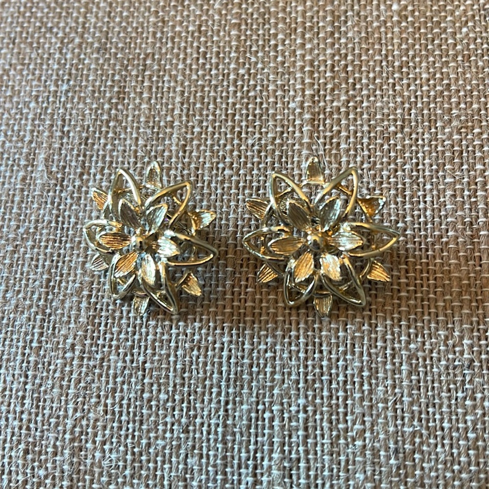 Sarah Coventry VTG Clip On Earrings flower shape YG tone stamped